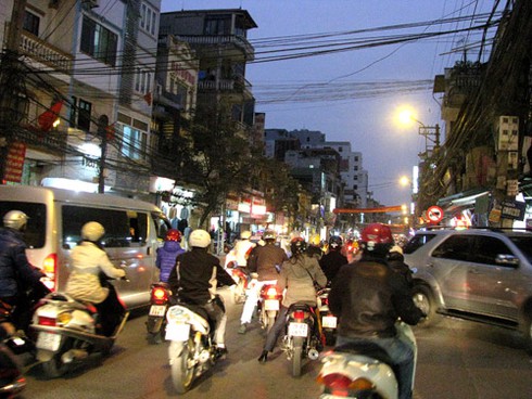 Cận cảnh những nút ùn tắc `truyền thống` sau đổi giờ