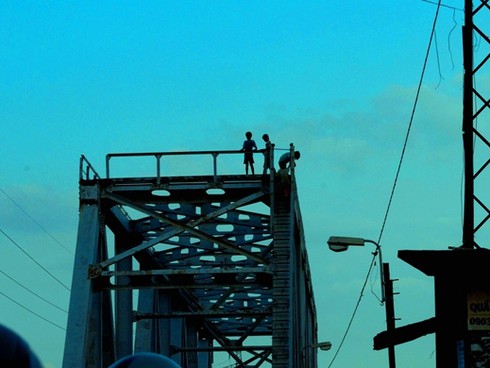 TP.HCM: Trẻ em `đánh đu` với tử thần trên cầu Bình Lợi