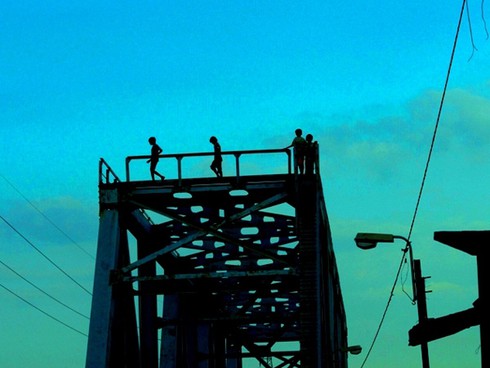 TP.HCM: Trẻ em `đánh đu` với tử thần trên cầu Bình Lợi