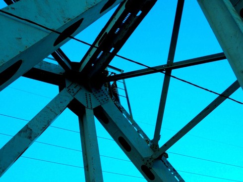 TP.HCM: Trẻ em `đánh đu` với tử thần trên cầu Bình Lợi