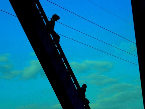 TP.HCM: Trẻ em `đánh đu` với tử thần trên cầu Bình Lợi