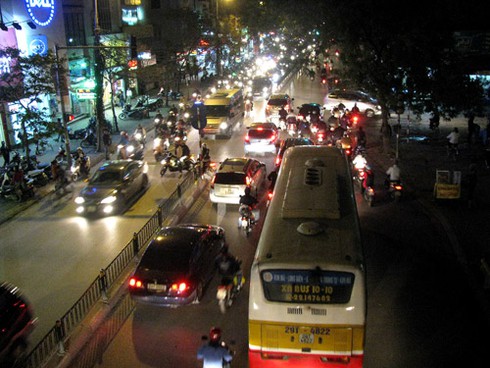 Cận cảnh những nút ùn tắc `truyền thống` sau đổi giờ