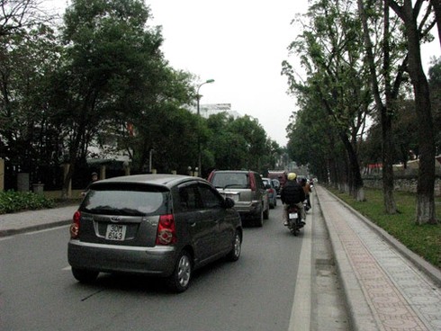 Cận cảnh những nút ùn tắc `truyền thống` sau đổi giờ