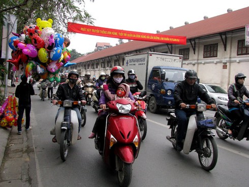 Cận cảnh những nút ùn tắc `truyền thống` sau đổi giờ