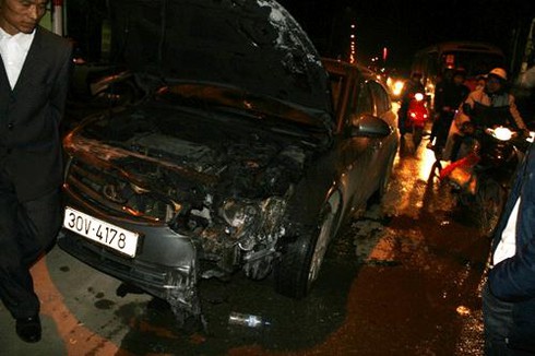 Hà Nội: Ô tô Lacetti cháy ngùn ngụt