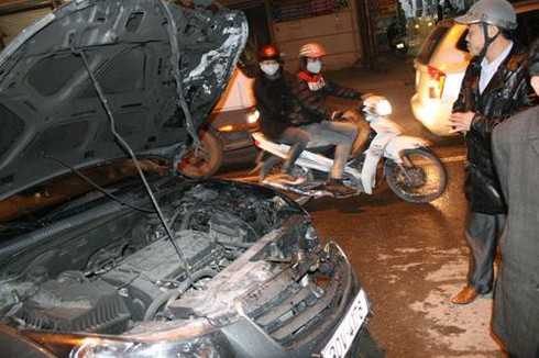 Hà Nội: Ô tô Lacetti cháy ngùn ngụt