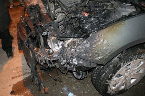 Hà Nội: Ô tô Lacetti cháy ngùn ngụt