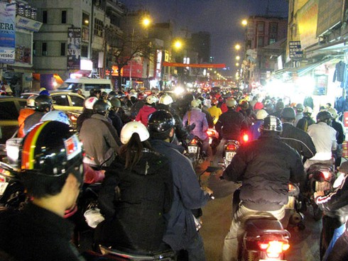 Cận cảnh những nút ùn tắc `truyền thống` sau đổi giờ