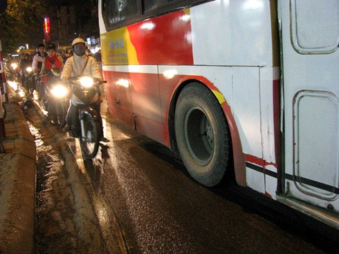 Cận cảnh những nút ùn tắc `truyền thống` sau đổi giờ