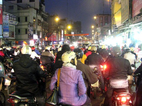 Cận cảnh những nút ùn tắc `truyền thống` sau đổi giờ