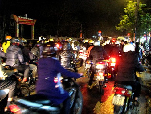 Cận cảnh những nút ùn tắc `truyền thống` sau đổi giờ