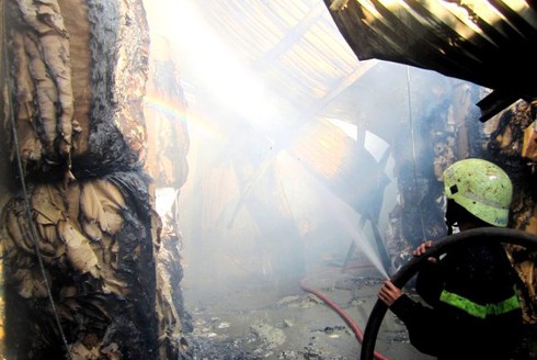 TP. HCM: Cháy dữ dội xưởng giấy 5000m2