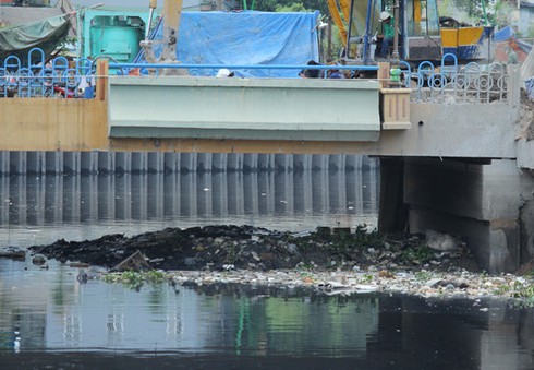 Rác thải dày đặc trên kênh Nhiêu Lộc