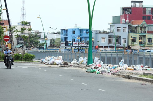 Rác thải dày đặc trên kênh Nhiêu Lộc