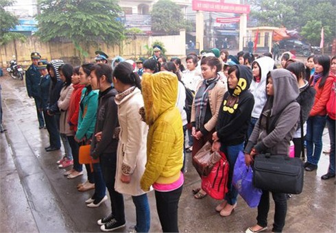 Con gái mẹ hôm nay... thành chiến sĩ nữ