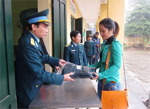 Con gái mẹ hôm nay... thành chiến sĩ nữ