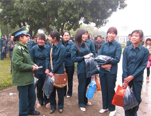 Con gái mẹ hôm nay... thành chiến sĩ nữ