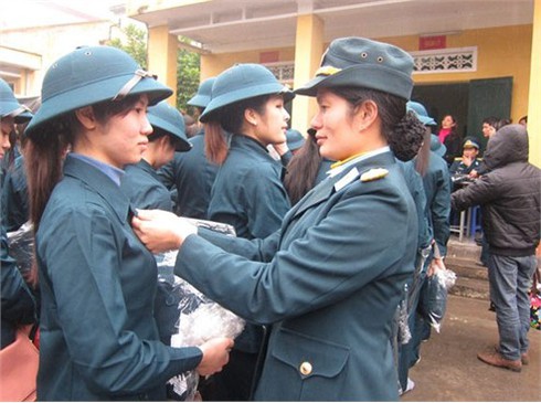 Con gái mẹ hôm nay... thành chiến sĩ nữ