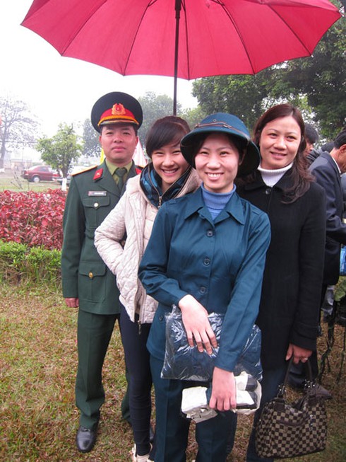 Con gái mẹ hôm nay... thành chiến sĩ nữ