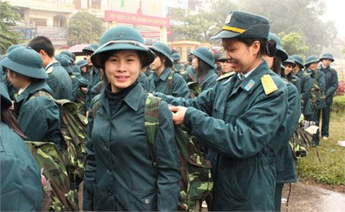 Con gái mẹ hôm nay... thành chiến sĩ nữ