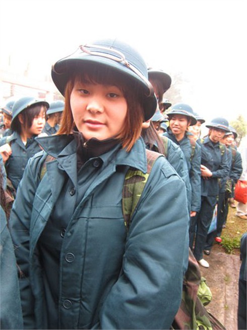 Con gái mẹ hôm nay... thành chiến sĩ nữ