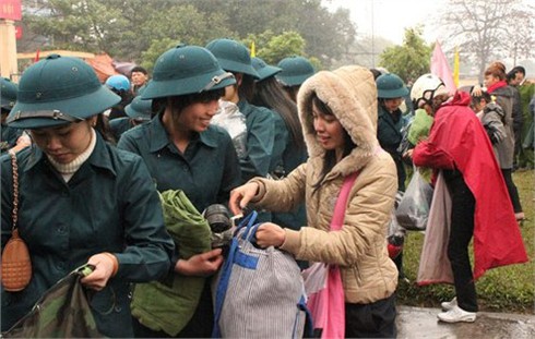 Con gái mẹ hôm nay... thành chiến sĩ nữ