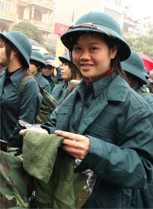 Con gái mẹ hôm nay... thành chiến sĩ nữ