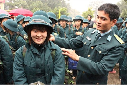 Con gái mẹ hôm nay... thành chiến sĩ nữ