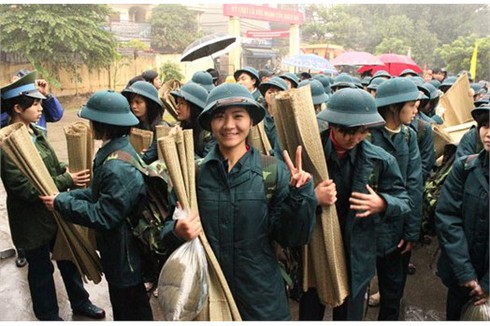 Con gái mẹ hôm nay... thành chiến sĩ nữ