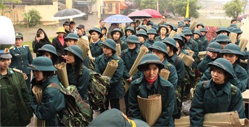 Con gái mẹ hôm nay... thành chiến sĩ nữ