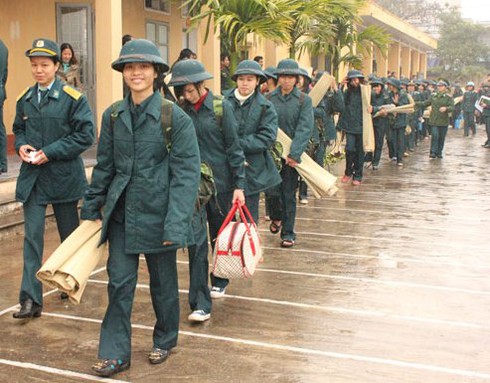 Con gái mẹ hôm nay... thành chiến sĩ nữ