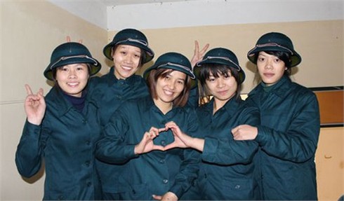 Con gái mẹ hôm nay... thành chiến sĩ nữ