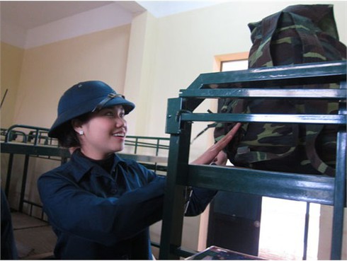 Con gái mẹ hôm nay... thành chiến sĩ nữ