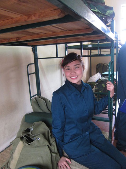 Con gái mẹ hôm nay... thành chiến sĩ nữ