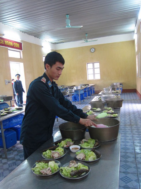 Con gái mẹ hôm nay... thành chiến sĩ nữ