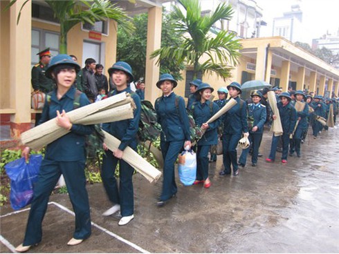 Con gái mẹ hôm nay... thành chiến sĩ nữ