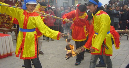 Về Tiên Lãng xem hội rước lửa thổi cơm thi