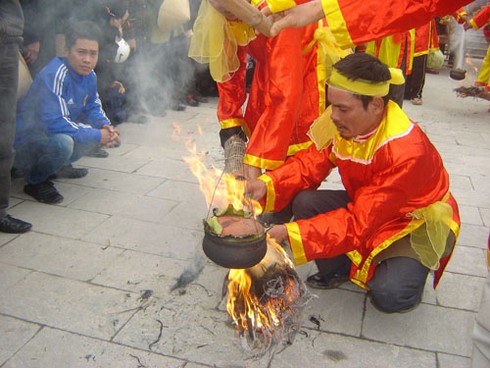 Về Tiên Lãng xem hội rước lửa thổi cơm thi
