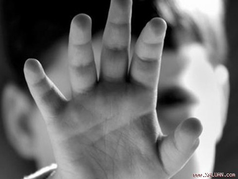 Phụ huynh tố giáo viên “dở trò” với nữ sinh