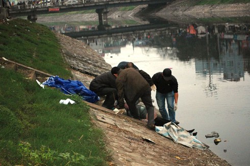 Phát hiện thai phụ chết ở sông Tô Lịch