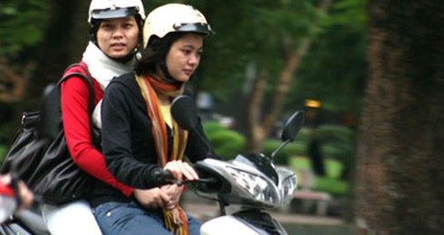 Người dân Thủ đô đón Valentine trong lạnh giá