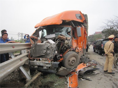 Nghệ An: Xe khách húc vỡ đầu xe container