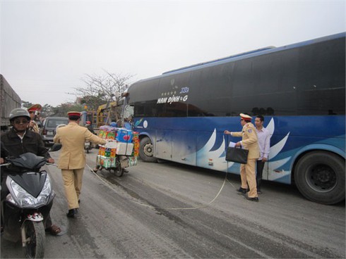 Nghệ An: Xe khách húc vỡ đầu xe container