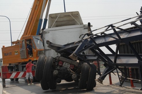 TP. HCM: Tránh xe tải, xe container bị lật giữa cầu