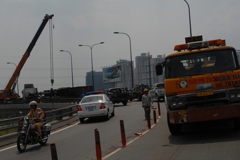 TP. HCM: Tránh xe tải, xe container bị lật giữa cầu