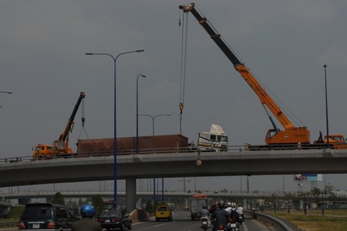 TP. HCM: Tránh xe tải, xe container bị lật giữa cầu