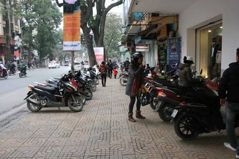 Điểm đỗ xe nhộn nhịp trước giờ “khai tử”