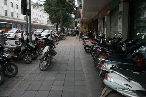 Điểm đỗ xe nhộn nhịp trước giờ “khai tử”