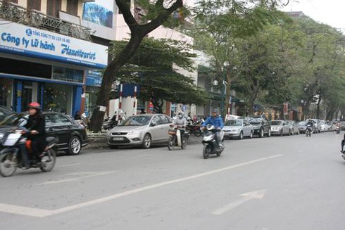 Điểm đỗ xe nhộn nhịp trước giờ “khai tử”