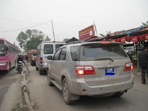 Xe công vẫn ùn ùn đi lễ đền Bà Chúa Kho